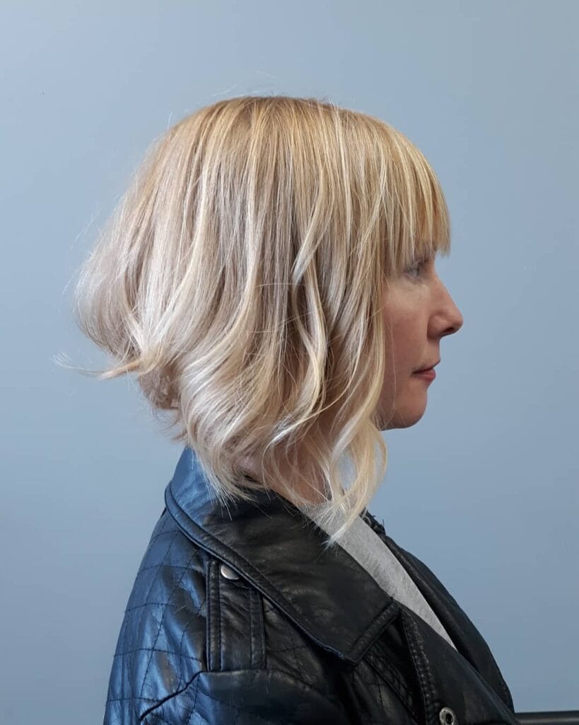 wavy blonde bob with highlights 